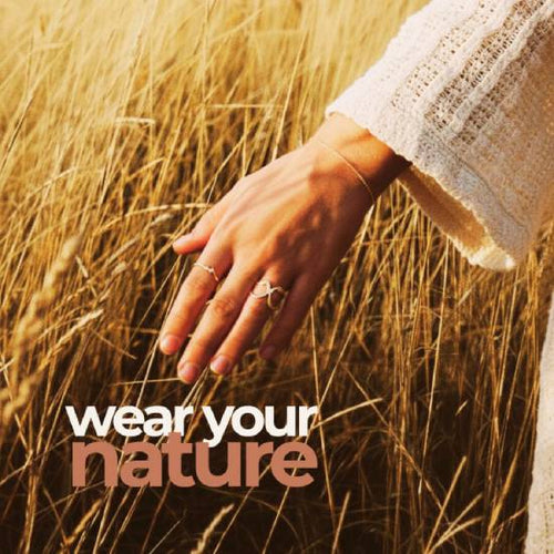  על רקע של שדה חיטה טבעת ויהלומים מזהב