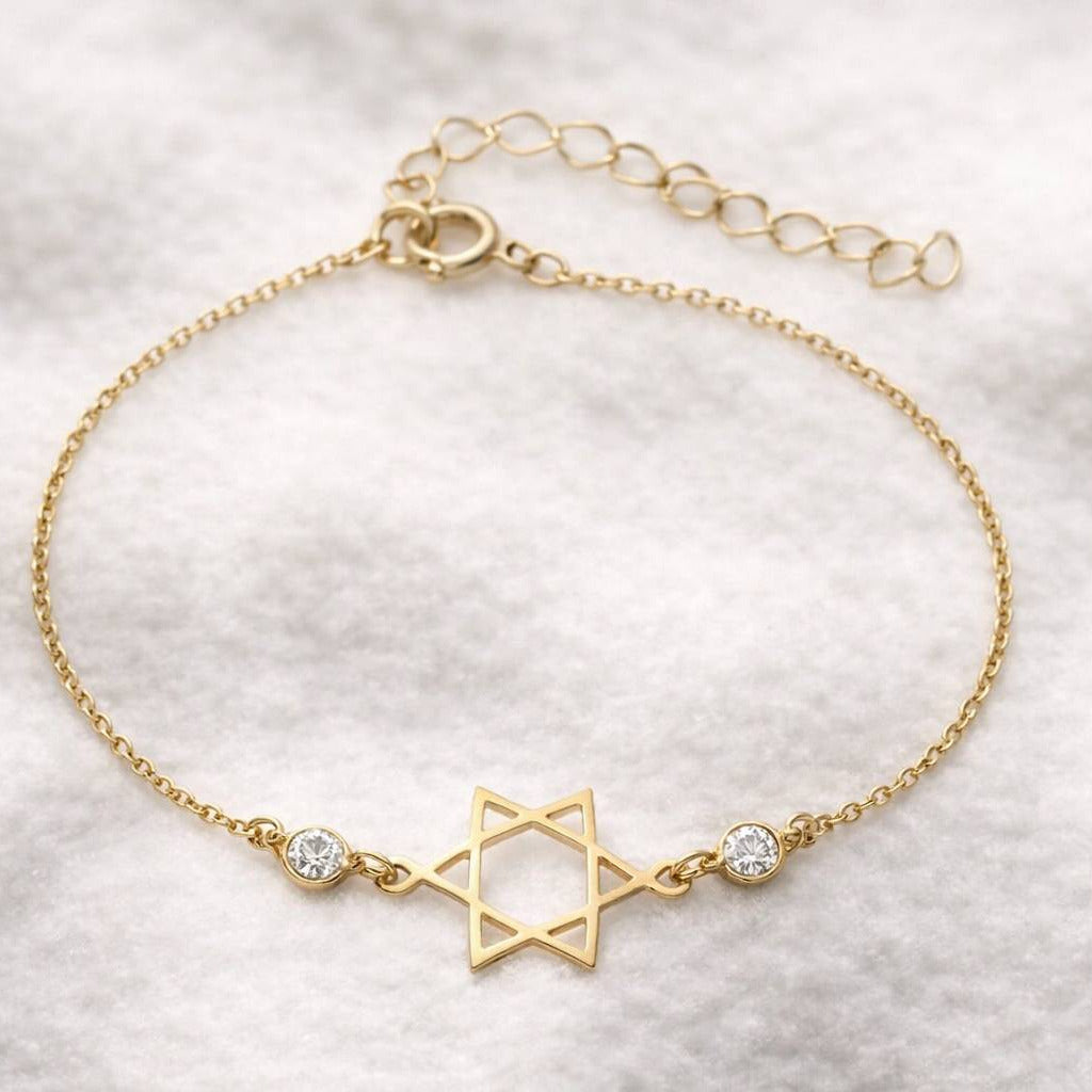 צמיד עדין בעיצוב מגן דוד פתוח, שני יהלומים טבעיים משובצים בשיבוץ Bezel ,הצמיד עשוי זהב 14 קראט צהוב