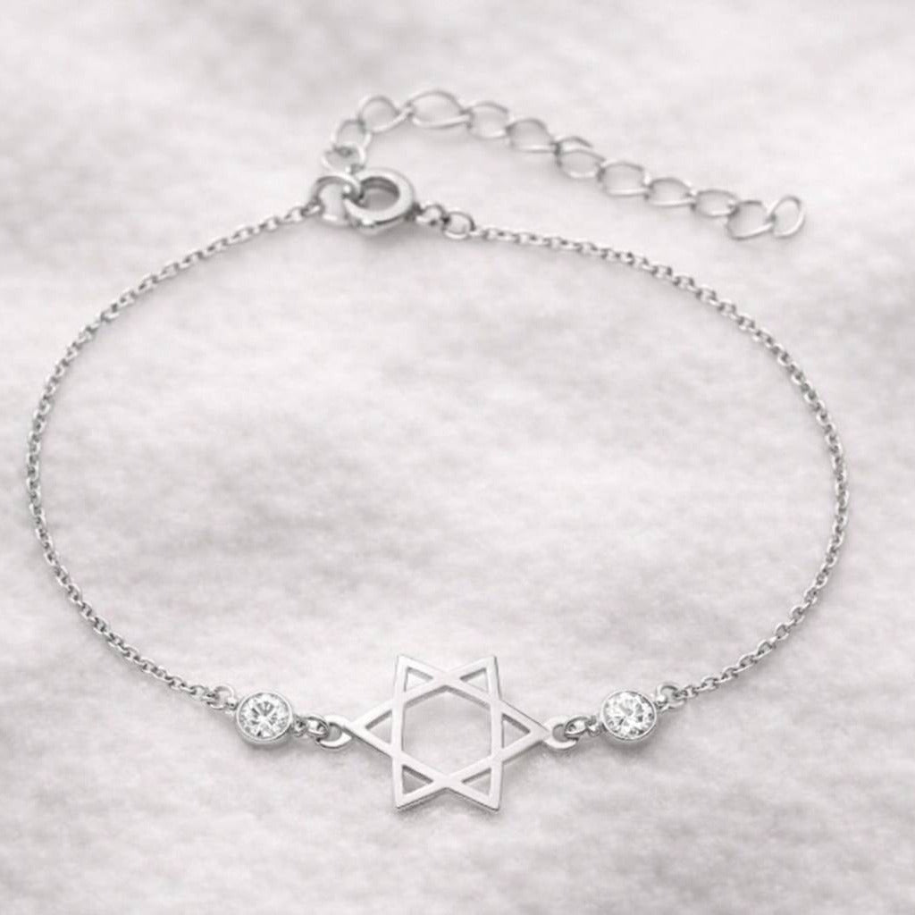 צמיד עדין בעיצוב מגן דוד פתוח, שני יהלומים טבעיים משובצים בשיבוץ Bezel ,הצמיד עשוי זהב 14 קראט לבן
