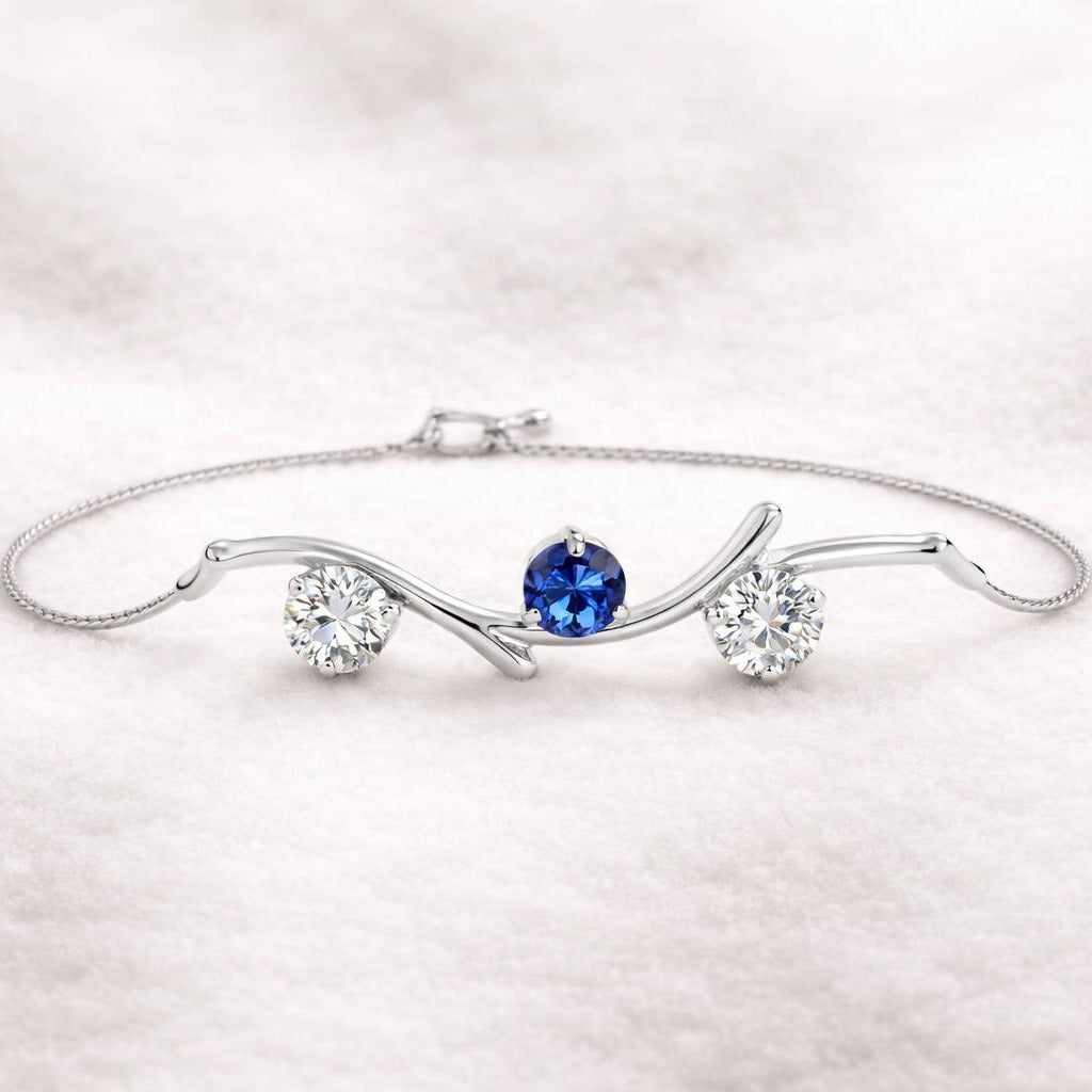 צמיד זהב עדין המשלב ספיר כחול טבעי ושני יהלומים עגולים. הצמיד עשוי זהב 14 קראט לבן