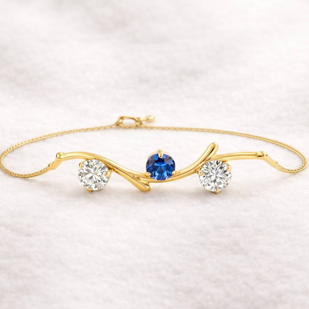 צמיד זהב עדין המשלב ספיר כחול טבעי ושני יהלומים עגולים. הצמיד עשוי זהב 14 קראט צהוב