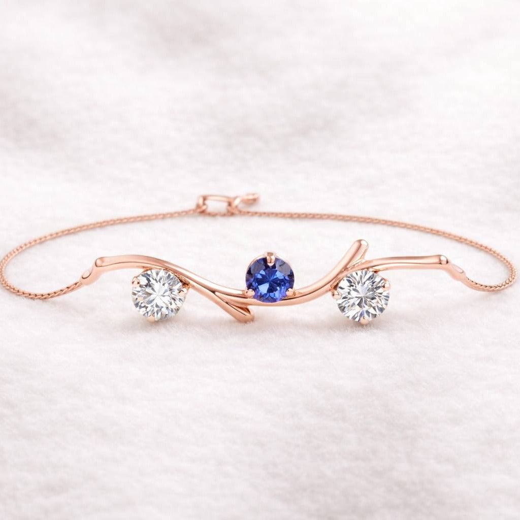 צמיד זהב עדין המשלב ספיר כחול טבעי ושני יהלומים עגולים. הצמיד עשוי זהב 14 קראט ורוד