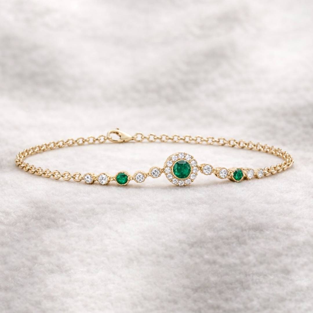 צמיד זהב עדין המשלב שלושה אמרלדים טבעיים בגוון ירוק עמוק עם שיבוץ יהלומים טבעיים. הצמיד עשוי זהב 14 קראט