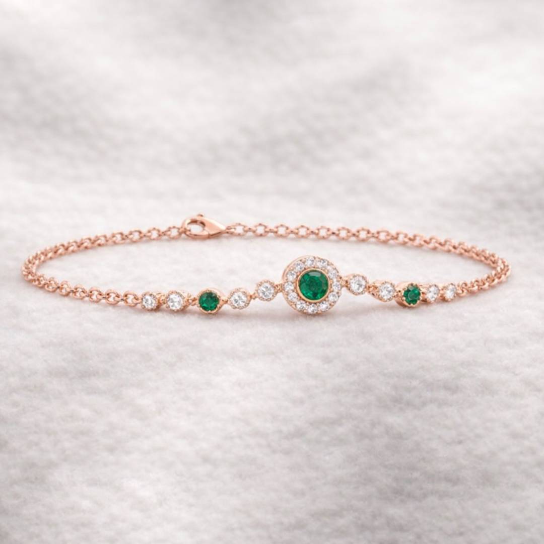 צמיד זהב עדין המשלב שלושה אמרלדים טבעיים בגוון ירוק עמוק עם שיבוץ יהלומים טבעיים. הצמיד עשוי זהב 14 ורוד