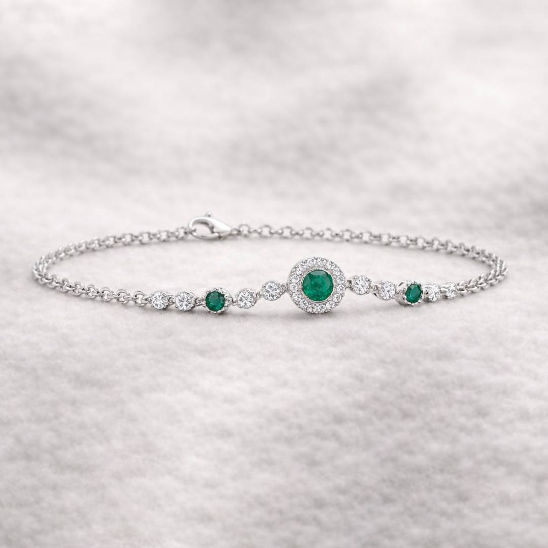 צמיד זהב עדין המשלב שלושה אמרלדים טבעיים בגוון ירוק עמוק עם שיבוץ יהלומים טבעיים. הצמיד עשוי זהב 14 לבן