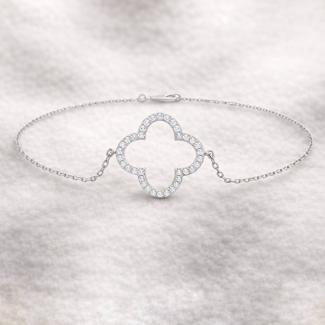 צמיד יהלומים אלגנטי בעיצוב תלתן פתוח מזהב 14, המשלב 36 יהלומים טבעיים 0.40  לבן