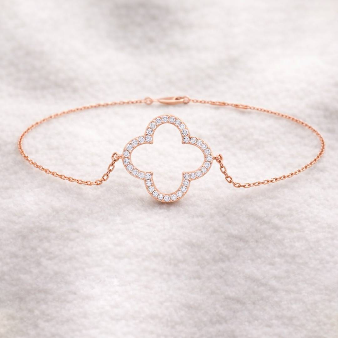 צמיד יהלומים אלגנטי בעיצוב תלתן פתוח מזהב 14, המשלב 36 יהלומים טבעיים 0.40  ורוד