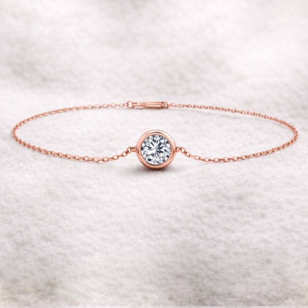 צמיד יהלום עדין בעיצוב נקי 0.50 קראט, במרכזו יהלום טבעי עגול במשקל מרשים של חצי קראט, 