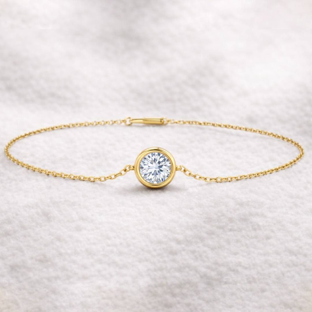 צמיד יהלום עדין בעיצוב נקי 0.50 קראט, במרכזו יהלום טבעי עגול במשקל מרשים של חצי קראט, שיבוץ Bezel