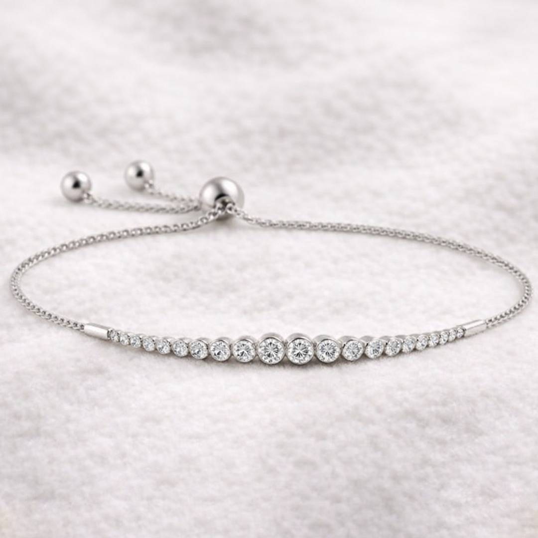 צמיד יהלומים אלגנטי בעיצוב קלאסי ונקי 0.50 קראט, המשלב שורת יהלומים טבעיים עגולים המשובצים בשיבוץ Bezel. הצמיד עשוי זהב 14 קראט לבן