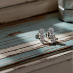 Pair of earrings with clear gemstones 