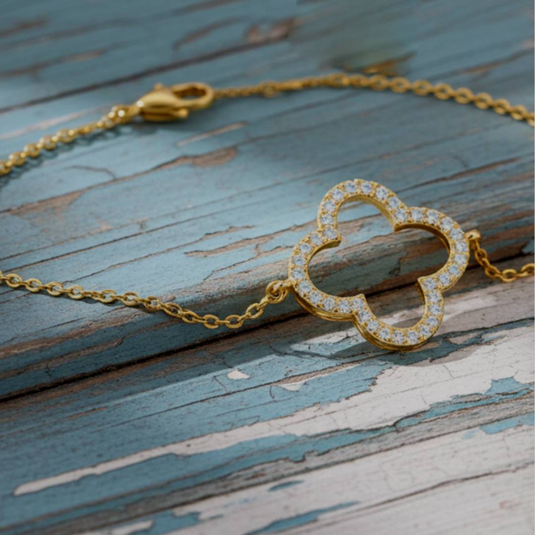 צמיד יהלומים אלגנטי בעיצוב תלתן פתוח מזהב 14, המשלב 36 יהלומים טבעיים 0.40  