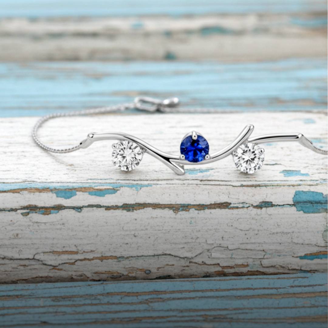 צמיד זהב עדין המשלב ספיר כחול טבעי ושני יהלומים עגולים. הצמיד עשוי זהב 14 קראט