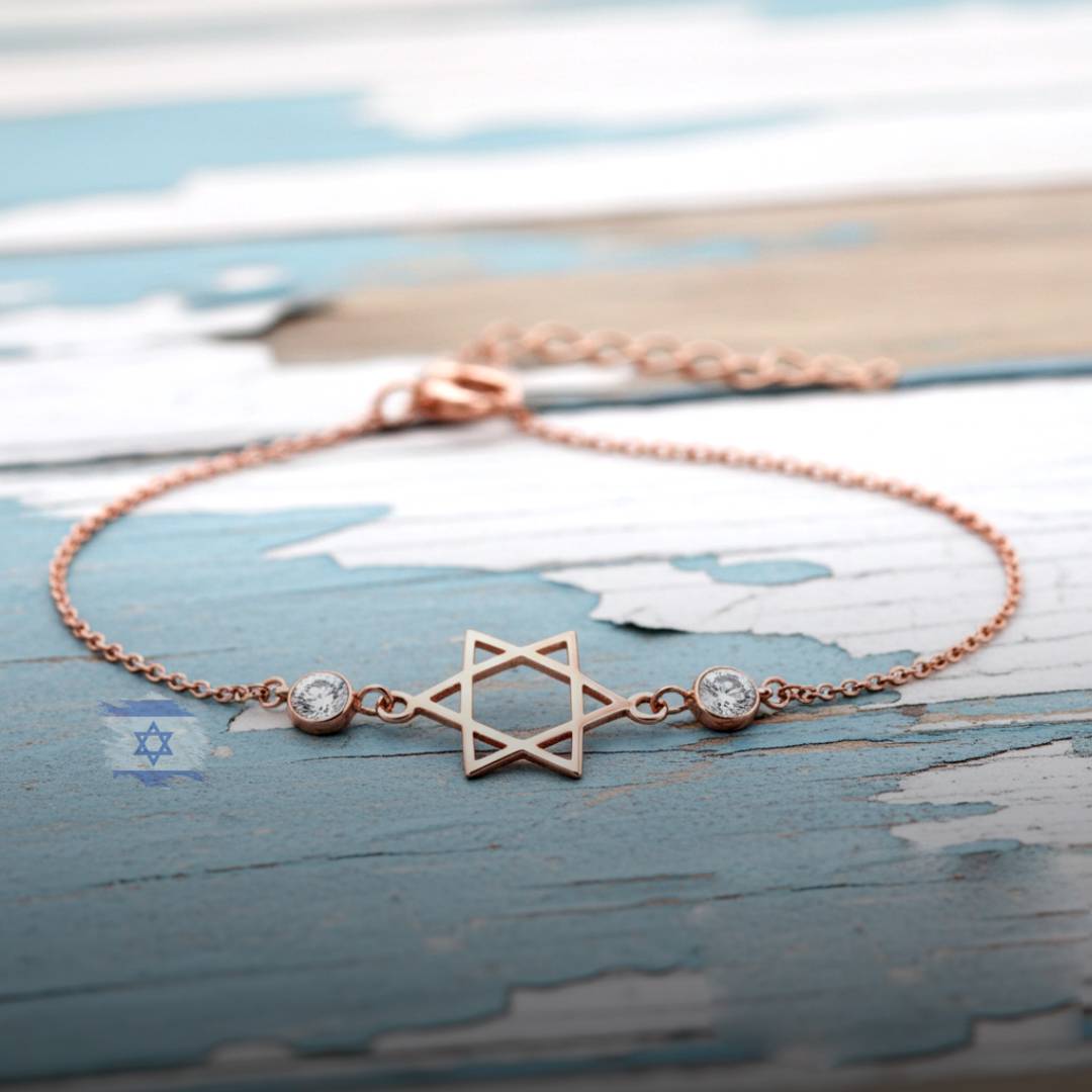 צמיד עדין בעיצוב מגן דוד פתוח, שני יהלומים טבעיים משובצים בשיבוץ Bezel , 