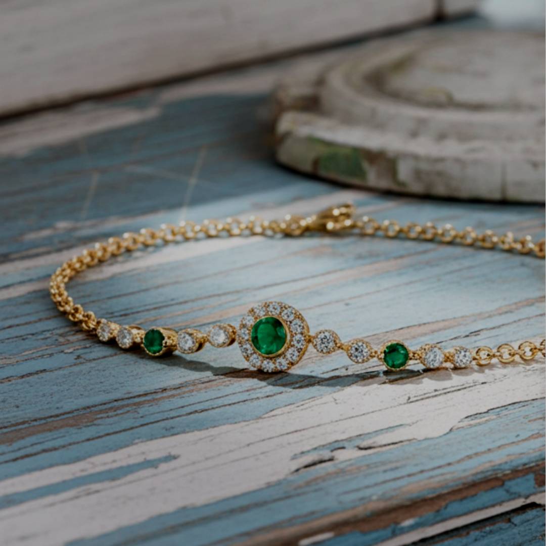 צמיד זהב עדין המשלב שלושה אמרלדים טבעיים בגוון ירוק עמוק עם שיבוץ יהלומים טבעיים. הצמיד עשוי זהב 14 צהוב