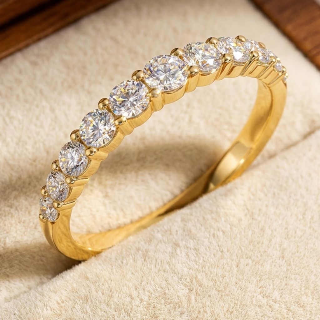 Gold ring with diamonds 