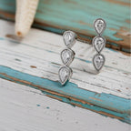 Pair of teardrop earrings 
