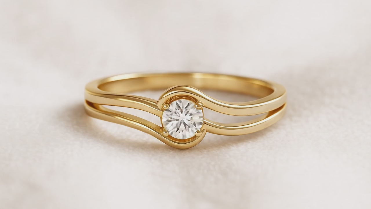 סוליטר יהלום זהב צהוב על רקע לבן